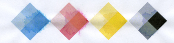 Tropfentest: Pigmentschwarz hält, die Farben verschwimmen.