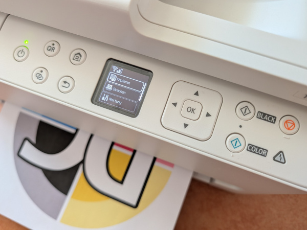 Bedienpanel: Das Bedienpanel ist auf der vorderen Kante untergebracht und lässt sich nicht neigen. Für die meisten Fälle ist das Display aber wohl gut ablesbar und die Bedienelemente praktisch angebracht.