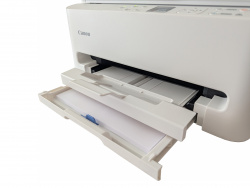 Papierzuführung: Herausgezogene Papierkassette und Papierablage für 50 Blatt.