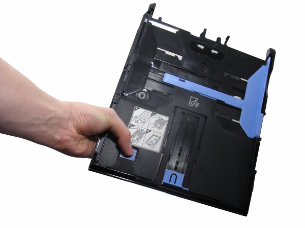 Abstehend: Die Kassette kann man bei Nutzung von A5-Medien zusammengeklappen. Sie ist dann komplett im Drucker versenkt.