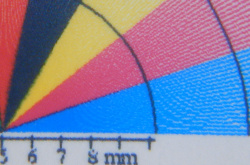 Grafikdruck: Mit hohem Tempo - gelbe und schwarze Tinte verlaufen leicht ineinander.