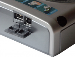 Doppelt: Zwei USB-Anshlüsse sorgen für die Kommunikation zu Computer und Digitalkamera.