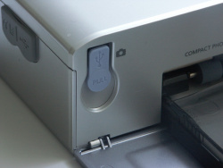 Für Kameras mit Mini-USB-Schnittstelle ist ein Kabel bereits im Drucker integriert ...