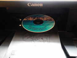 Hier ist der Drucker am arbeiten. CD-Druck