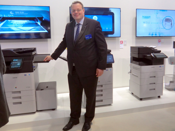 Samsung setzt auf Business: Produkt-Manager Fabian Maiwald zeigt die neuen A3-MultiXpress-Geräte.