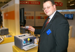 Größenvergleich: PM Fabian Maiwald zeigt die Tonerkartuschen des Mini-Farblasers CLP-300.