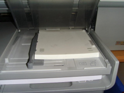 Der Einzug von HPs Advanced Fotopapier macht dem D5460 schon mal zu schaffen.