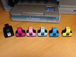 Jede der sechs Tintenpatronen wird seperat ausgetauscht.