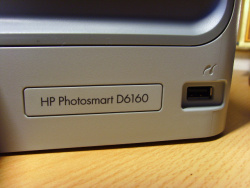 Die Modellbezeichnung und die Pictbridge-Schnittstelle.