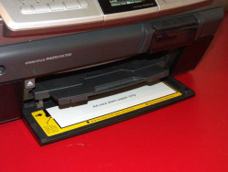 Der Fronteinzug funktioniert wie bei einem HP-Drucker und fasst ca. 50 Blatt Normalpapier, die der RX700 um 180Grad dreht und bedruckt.