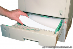 Der A3-Drucker kommt serienmäßig mit einer 500-Blatt-Kassette.