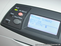 Bei leerer Patrone fordert der Drucker zum Tausch des Toners auf.