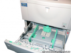 Drucker verschmutzt: Bis runter zur Papierkassette rieselte der Toner. Im  kompletten Druckerinneren war Tonerstaub zu finden – auch in der Dupelxeiheit.