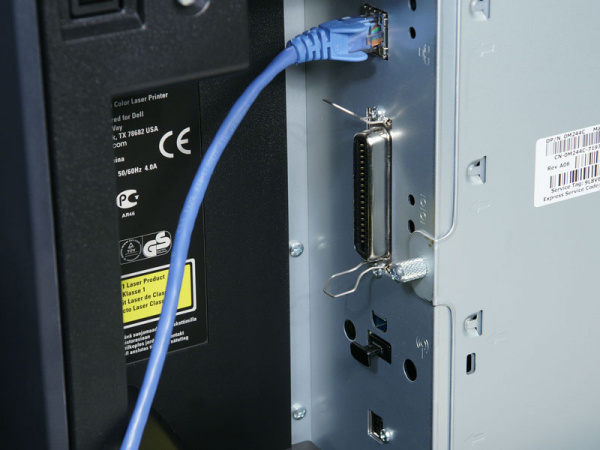 Schnittstellen am Dell 3130cn (von oben): Ethernet, Parallel, USB-Host für Wireless-LAN und USB.
