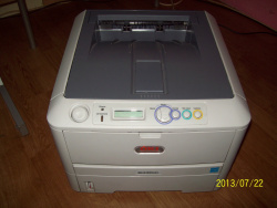 Der OKI B430dn ein S/W Drucker mit Überzeugende Druckqualität. Hier zu sehen mit geschlossenen Deckel.