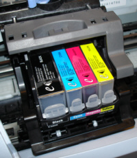 Gut zum Reinigen: bei Canon-Druckern lässt sich der Druckkopf meist einfach entnehmen: Man braucht nur den grauen Hebel zu lösen ...