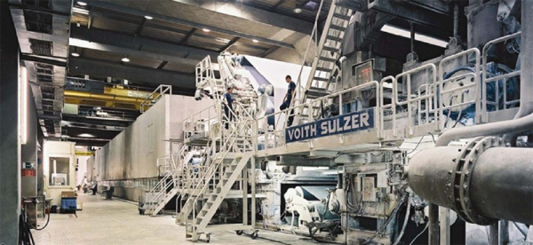 Papiermaschine: Über 100 Meter lang.