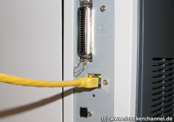 Schnittstellen: In der Basisversion mit USB und Parallel - in der Netzwerversion zusätzlich mit Ethernet.