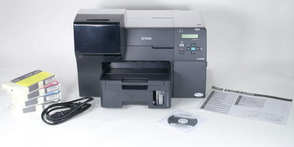 Der Lieferumfang: Neben dem Drucker findet man vier Tintenpatronen mit geringer Füllmenge, ein Netzkabel, Treiber und eine Schnellstartanleitung.