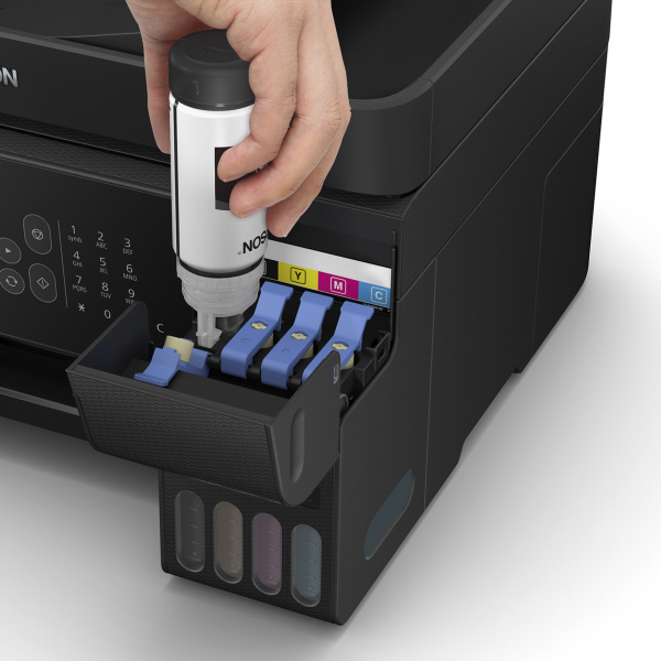 Epson-Ecotank-Drucker: Anstatt Patronenwechsel füllt man Tinte aus Flaschen in Vorratsbehälter.