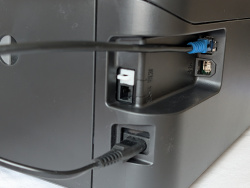 Anschlüsse: USB und Ethernet (gesteckt) sind vertieft angebracht - praktisch. Der Ein- und Ausgang für das Fax (weiße Abdeckung) ragen allerdings aus dem Gerät raus. Das Gleiche gilt für den mitgelieferten Netzstecker.