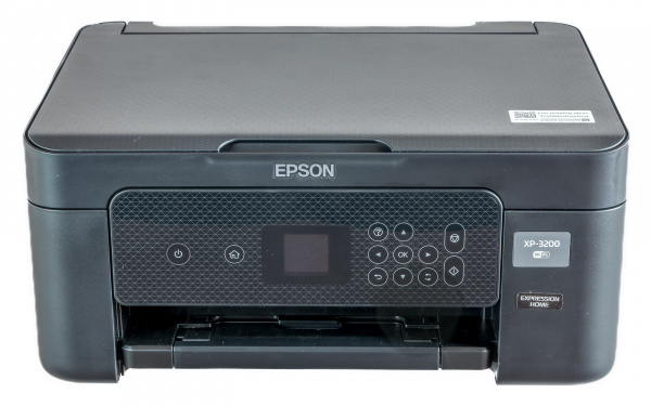 Epson Expression Home XP-3200: Frontalansicht des Druckers mit eingeklapptem Display.