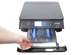100-Blatt-Kassette: Auch A4-Papier verstaut man direkt im Gerät. Zusätzlich gibt es ein Fach für 20 Blatt Fotopapier.