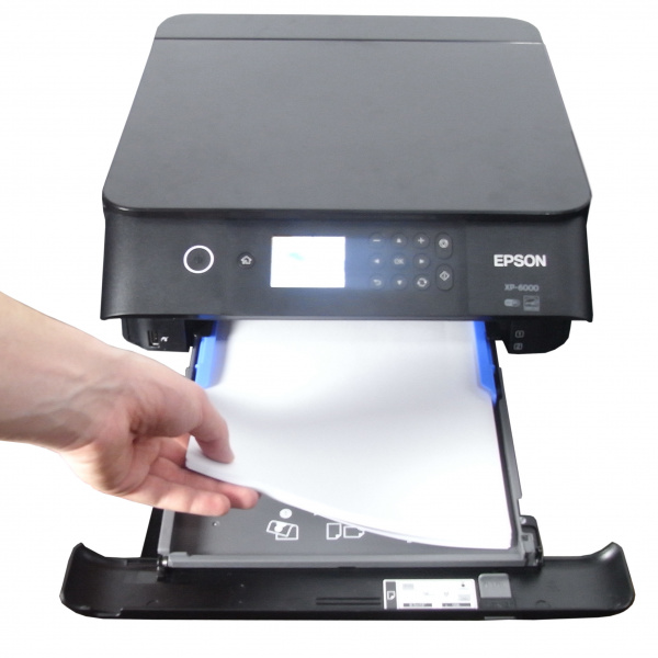 Kassette in der Kassette: 20 Blatt Fotopapier bis zum Format 13x18 cm können User im Drucker verstauen.