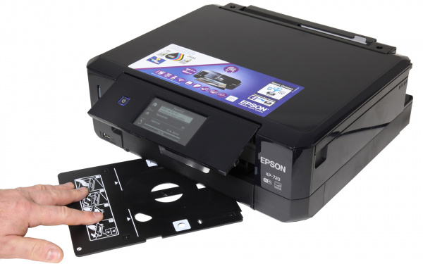 Epson Expression Premium XP-720: Kopiert ein CD-Label, das sich auf dem Scanner befindet oder bedruckt es von einer gestalteten PC-Vorlage - der Caddy ist an der Unterseite der Papierkassette eingeschoben.