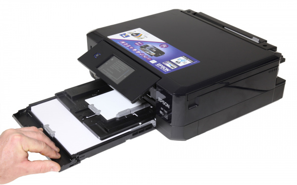 Epson Expression Premium XP-720: Die untere Papierkassette nimmt maximal 100 Blatt Normalpapier auf. Darüber befindet sich der Einschub für postkartengroßes Fotopapier.