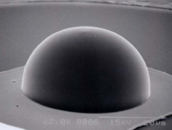 Transparente Harze: mikroskopisch-kleine optische Elemente wie beispielsweise Linsen.