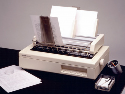 SQ-2000: Erster kommerzieller Tintenstrahldrucker von Epson. Vorgestellt im Herbst 1984.