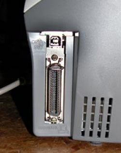 Zwei Schnittstellen: Der C82 bietet neben USB auch einen Parallelanschluss.