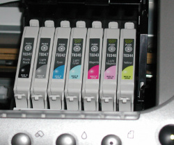 Der Stylus Photo 2100.
Zu den 6 Fotofarben gibt es noch eine siebente, graue, Farbpatrone.