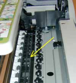 Der Trick: Damit die Tinte beim Randlosdruck nicht auf der Mechanik landet, nimmt ein Schwamm die daneben gespritzten Tröpfchen auf.