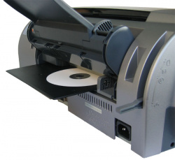 Die Schablone für den Direktdruck von CD oder DVD Rohlingen wird von hinten in den Drucker geschoben.