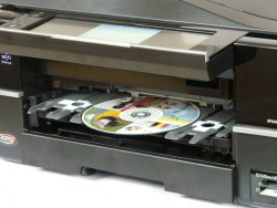 Epson Stylus Photo PX700W/PX800FW: CD-Tray fährt auf Knopfdruck heraus.