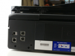 Anschlüsse: USB, Ethernet und Fax (nur PX800FW) auf der Rückseite.