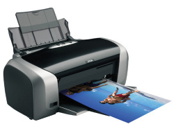 Der kleine Photo R200 ist mit 130 Euro Epsons Einstiegsmodell in den Fotodruck.