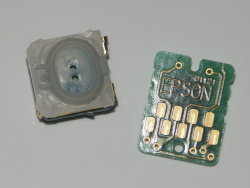 Sensor und Chip: Beide Elemente stammen aus einer T080-Tintenpatrone von Epson.