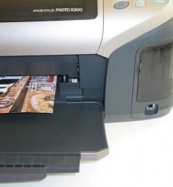 Flott: Für ein randloses 10x15cm Foto braucht der R300 im Direktdruckbetrieb ca 90 Sekunden.