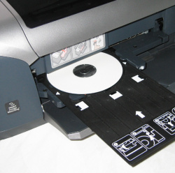 Caddy: CD/ DVD Rohlinge werden mit einem Caddy vorne eingeschoben.