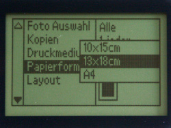 Großformat: Neben dem üblichen 10x15 für Fotos bietet der R320 erstmals auch das größere 13x18-cm-Format an.