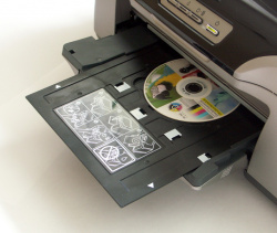 Vielseitig: Der R800 verarbeitet auch bedruckbare CD- und DVD- Rohlingen.