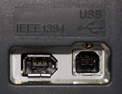 Schnelle Leitung: Der R800 bietet einen USB-2.0- und einen Firewire-Anschluss.