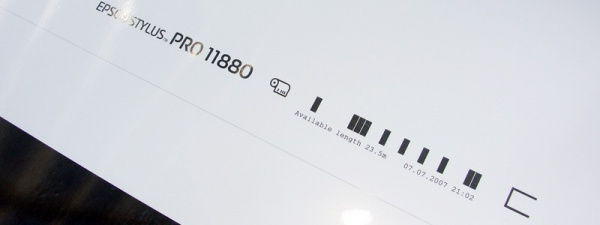 Papier Codiert: Der Stylus Pro 11880 kann Papier nach einem Druckauftrag mit einem Code versehen und weiß beim nächsten Einlegen der Rolle, ob die Papierlänge noch ausreicht und welches Medium einlegt ist.