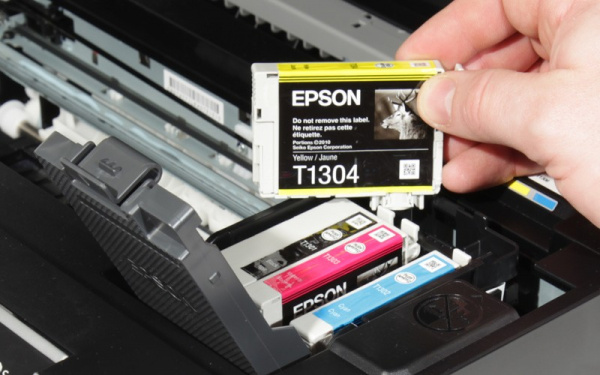 Epson Stylus Office BX525WD und Stylus SX620FW: Vier einzelne Tintenpatronen im Drucker.