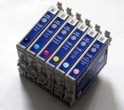Einzeln: Die Sechs Farbpatronen T048x kommen in den Modellen R200, R300, RX500 und RX600 zum Einsatz.