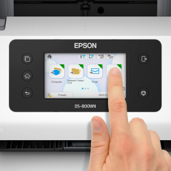 Epson Workforce DS-900WN: Direkt im Bedienfeld lassen sich über die "Epson Open Platform" auch Drittanbieter-Lösungen steuern. Dargestellt ist das Standard-Menü von Epson.
