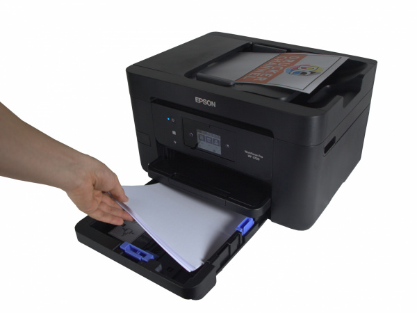 Winzling: Der kompakte Drucker hat eine 250-Blatt-Papierkassette, die etwas aus dem Gerät herausragt.